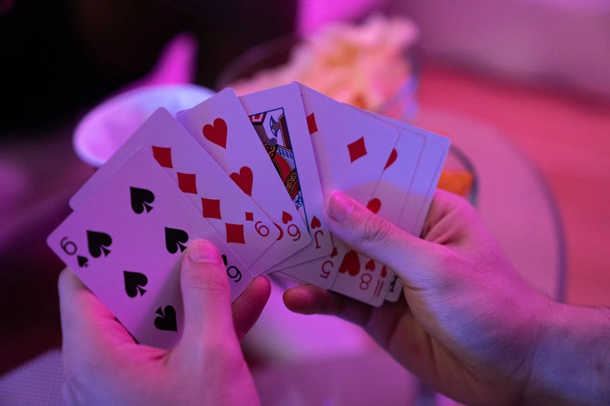 Người chơi sắp xếp bài và tính toán chiến lược khi chơi game bài online tại 8Xbet