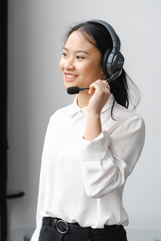 Nhân viên CSKH 8Xbet hỗ trợ khách hàng qua live chat 24/7