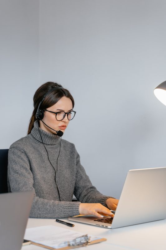 Đánh giá dịch vụ CSKH 8Xbet qua live chat 24/7 hỗ trợ tiếng Việt