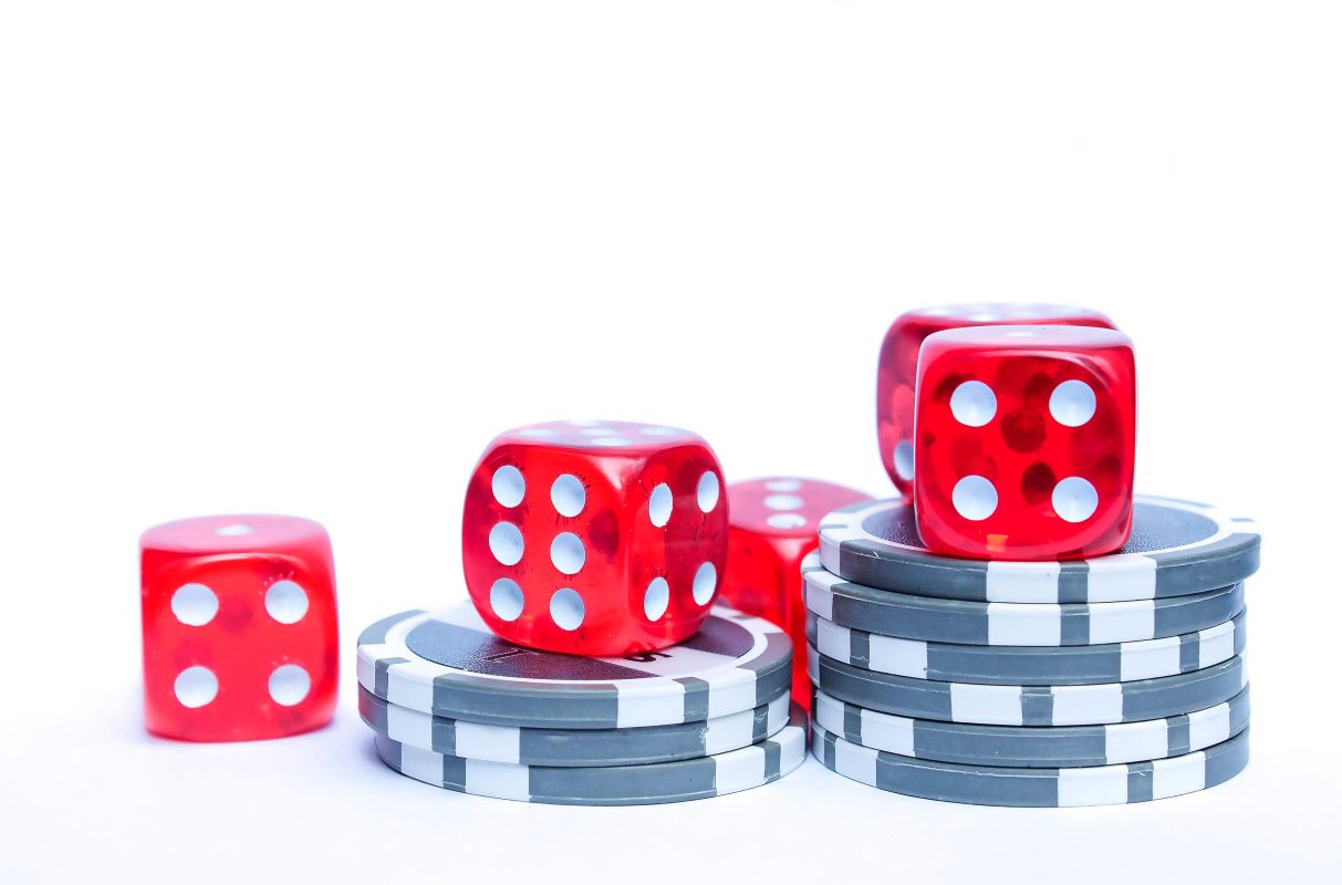 Ba viên xúc xắc tài xỉu trong bát tại sảnh casino 8Xbet
